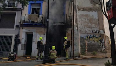 Un incendio en un edificio de Zaragoza obliga a desalojar a 12 personas: "Existe riesgo de derrumbe"