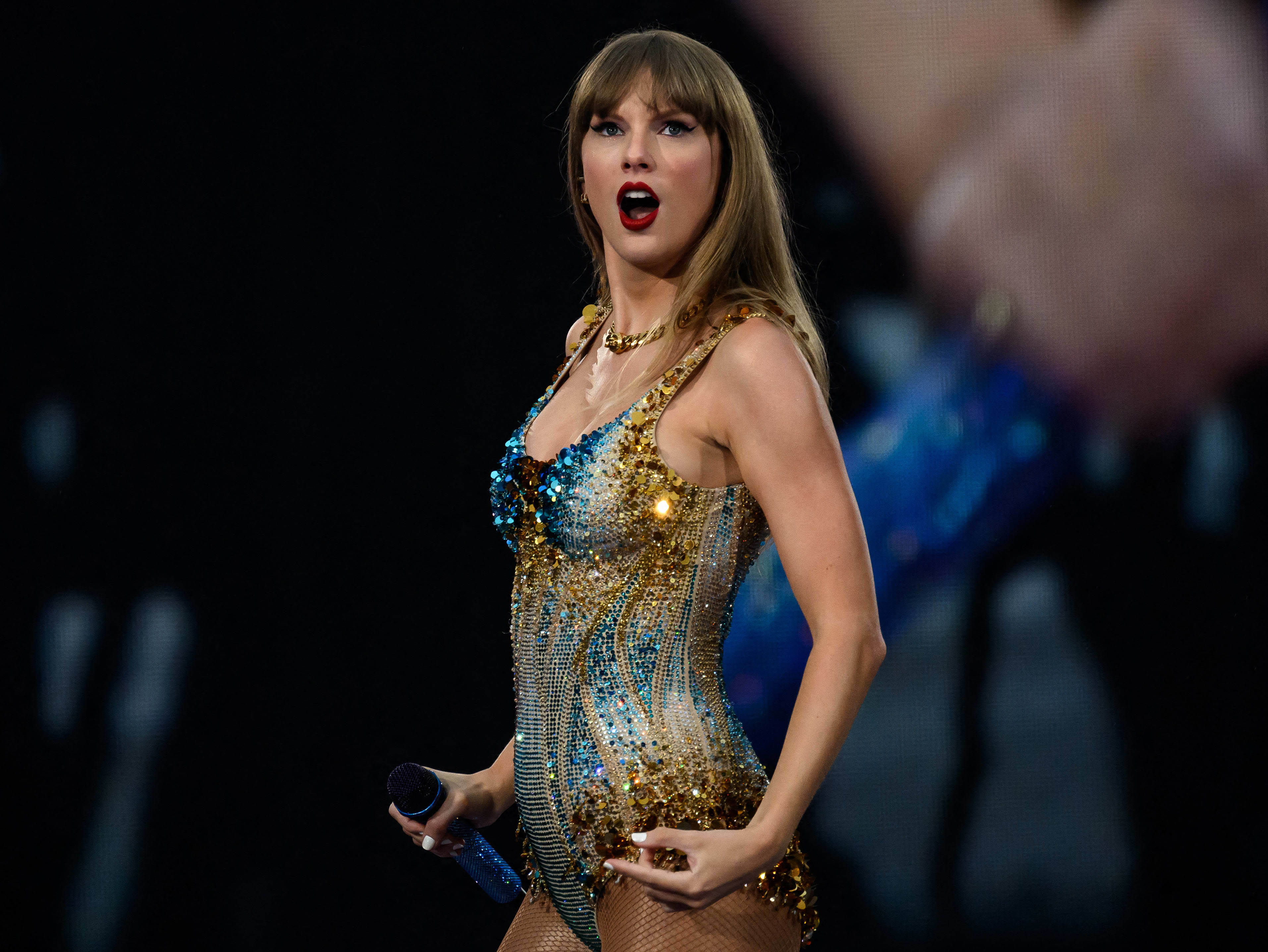 Taylor Swift's 'moving' handwritten notes to auction for £3k