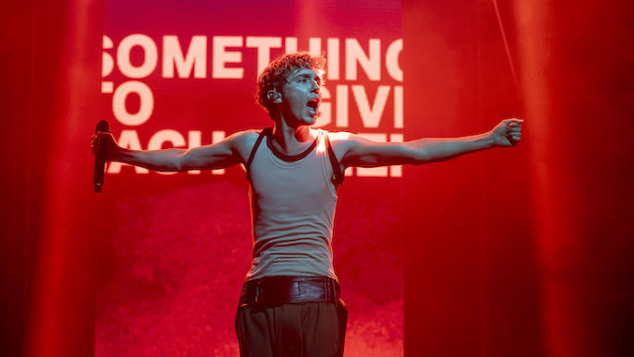 Troye Sivan Made Out With A Dancer And Debuted ’Supernatural’ On Tour