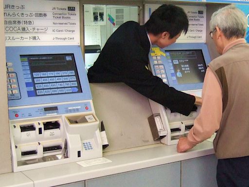 Moment hidden attendant emerges from INSIDE a ticket machine in Japan