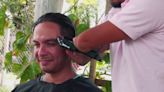 Este talentoso barbero hispano nació sin manos, pero eso no le impidió salir adelante: esta es su historia