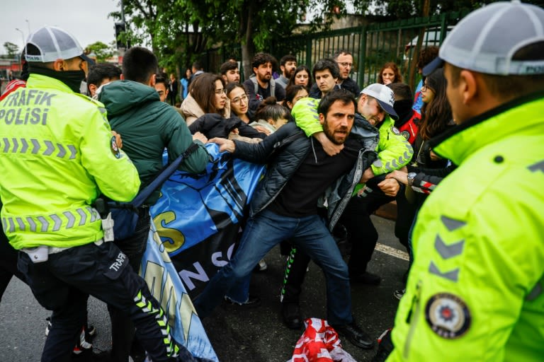 Istanbul police arrest 210 in clash with May Day protesters