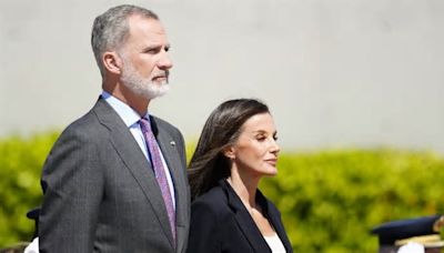 La reina Letizia, en modo ejecutiva para volar rumbo a Holanda: sobrio traje negro y unos nuevos tacones bajos de Massimo Dutti