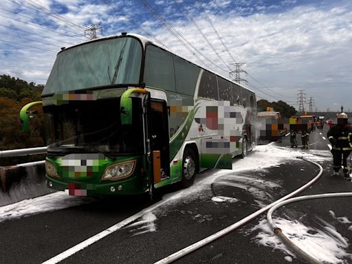 國3北向龍井路段驚見火燒遊覽車 32名國中師生皆平安