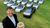 Un 'youtuber' con 256 millones de seguidores regala 26 coches de Tesla