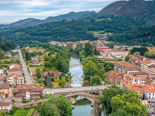 El bonito pueblo de Asturias que fue la primera capital de España y es la puerta de entrada a los Picos de Europa