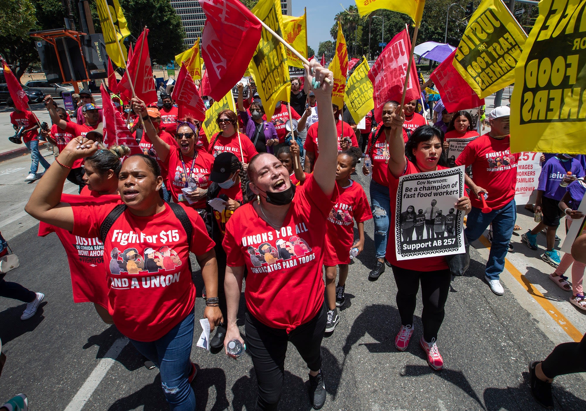 California Minimum Wage Raised to $20 for Fast Food Workers Thanks to Organizing