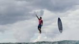Quién es el surfista de la foto más viral de los Juegos Olímpicos