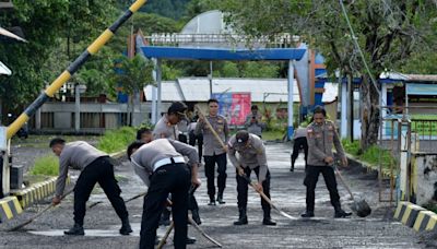 Remote Indonesia volcano erupts again after thousands evacuated