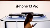 Ações da Apple sobem com notícias de aumento de contratações nas fábricas da Foxconn antes do lançamento do iPhone 16 Por Investing.com