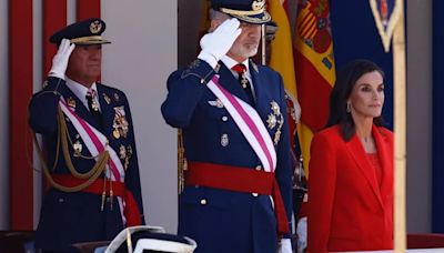 La Reina Letizia derrocha elegancia con un traje de chaqueta rojo