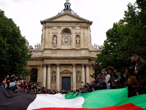 En París policías desalojan activistas pro-palestinos de la Sorbona