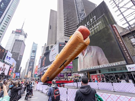 Un perro caliente de 20 metros en Times Square desafía el capitalismo de Estados Unidos