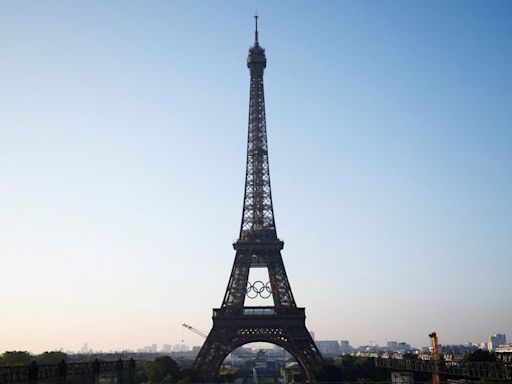 La Torre Eiffel luce los anillos olímpicos 50 días antes de los Juegos de París 2024