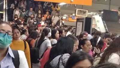 Retrasos por 'revisión' de trenes en el Metro CDMX irritan a usuarios