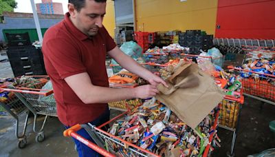 Mais de 50 carrinhos de compras com produtos estragados são retirados de atacado que ficou 21 dias alagado em Porto Alegre | GZH