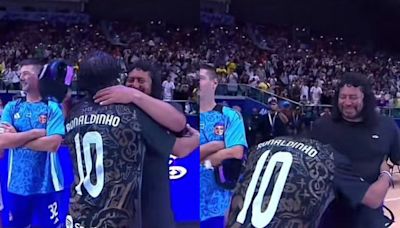 [VIDEO] Ronaldinho le hizo reverencia a René Higuita en el partido de Blessd en Medellín