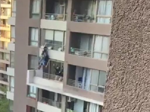 Providencial salvada: video muestra cómo PDI y sospechoso por poco caen desde noveno piso durante operativo en Santiago - La Tercera