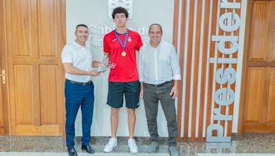 El Cabildo de Lanzarote recibe a Miguel Ángel Martín, campeón de Europa de balonmano junior