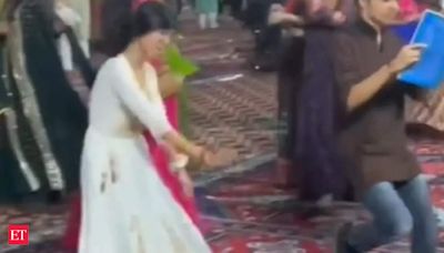 'Padhne wale kahi bhi padh lete hai': Viral garba video of book-reading dancer takes over social media