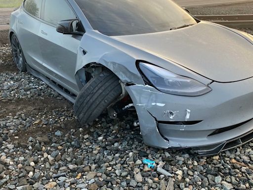 Falha no piloto automático de carro da Tesla quase gera acidente fatal