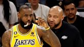 Ni un sacudón de manos ni una palmada en la espalda: Los Angeles Lakers despidió a su entrenador con una breve llamada telefónica