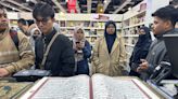 En la Feria del Libro de El Cairo, las traducciones del Corán se compran al por mayor