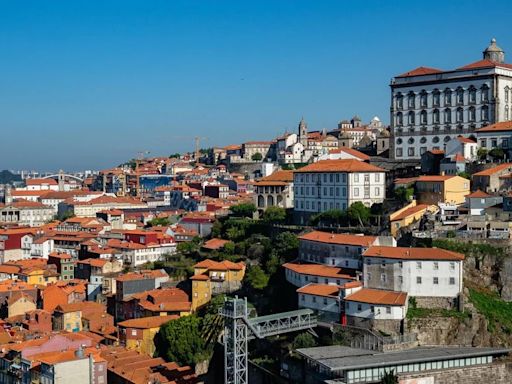 La ciudad portuguesa de Oporto aprueba restringir el número de autobuses y tuks-tuks turísticos