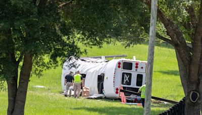 Autoridades confirmaron la muerte de 8 trabajadores mexicanos en choque de autobús en Florida - La Opinión