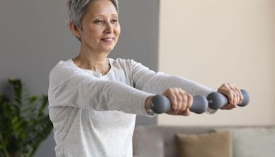 Longevidad: los ejercicios fundamentales que deben hacer las mujeres de 50 años para vivir más años