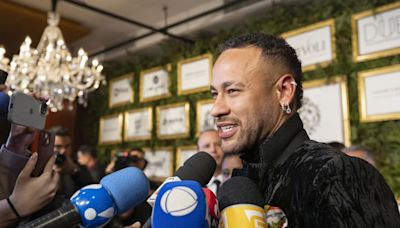 Neymar subasta una zapatilla bañada en oro y piedras preciosas para recaudar fondos en medio de críticas por un proyecto urbanístico