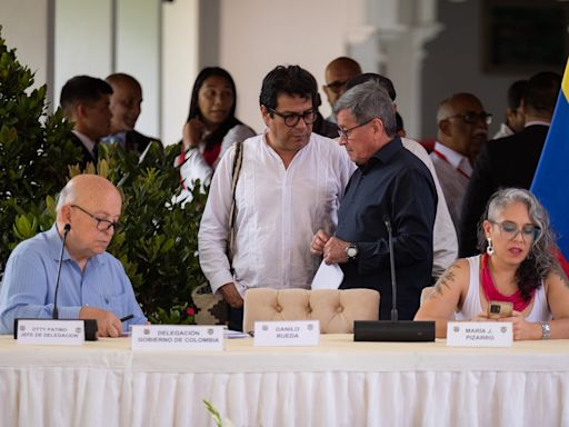 El Gobierno colombiano y el ELN firman un acuerdo para incluir a ciudadanos en el proceso de paz