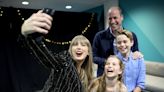 Príncipe William posta foto com Taylor Swift e os filhos após viralizar comemorando aniversário no show da cantora