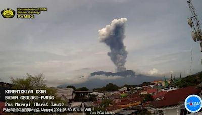 El volcán Marapi entra en erupción y lanza una columna de ceniza en el oeste de Indonesia