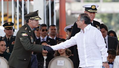 Colombia celebra Día de la Independencia con desfile militar marcado por abucheos a Petro