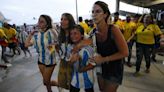 "Hay gente que estaba muriendo": fans criticaron a Conmebol tras estampida de hinchas sin entradas - El Diario NY