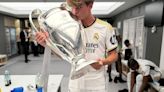 El argentino Nicolás Paz pudo festejar con el Real Madrid: su foto haciéndole 'upa' al trofeo de la Champions League