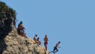 Colas de bañistas para saltar desde el acantilado del Tangó en Xàbia