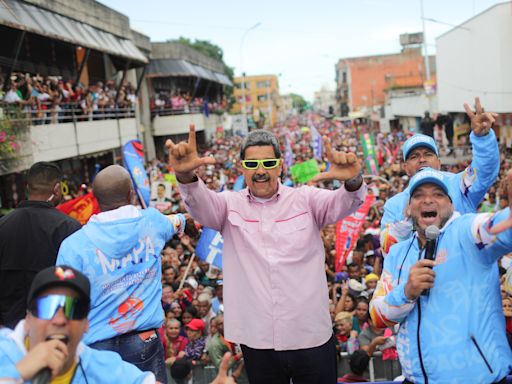 Maduro invita a los chavistas a celebrar en el palacio presidencial su "triunfo" electoral