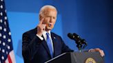 Dans un discours de “défi”, marqué par des “trébuchements”, Biden maintient sa candidature
