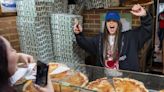 Nathy Peluso anuncia su álbum ‘Grasa’ con una visita sorpresa a una pizzería