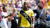 El delante de Ecuador, Enner Valencia, primera roja en partido contra la Vinotinto