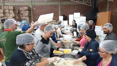 Mais de 6 mil refeições são feitas diariamente por voluntários e entregues nos 11 abrigos de Nova Santa Rita
