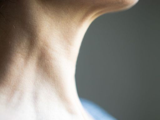 What are the early signs of a thyroid problem? Symptoms of overactive and underactive thyroid
