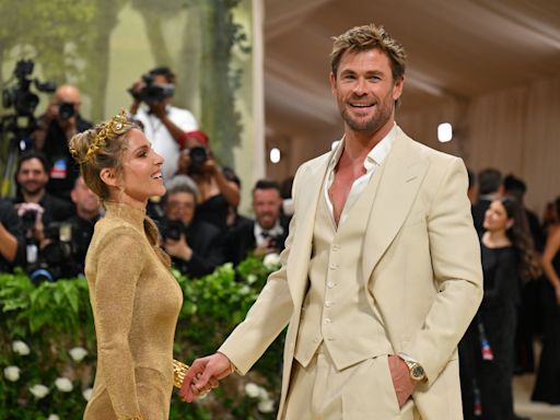 Elsa Pataky causa sensación con su vestido dorado en la Met Gala junto a un seductor Chris Hemsworth