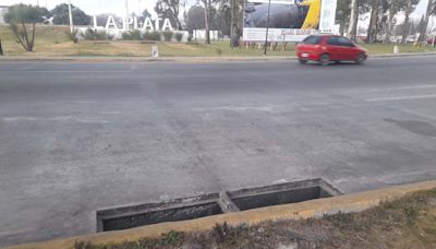 Se llevaron dos tapas de hierro y peligra la circulación en la rotonda de la autopista - Diario Hoy En la noticia