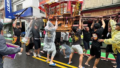 影／輪椅嬤冒雨迎媽祖 「鑽轎底」感人影片12萬人點閱