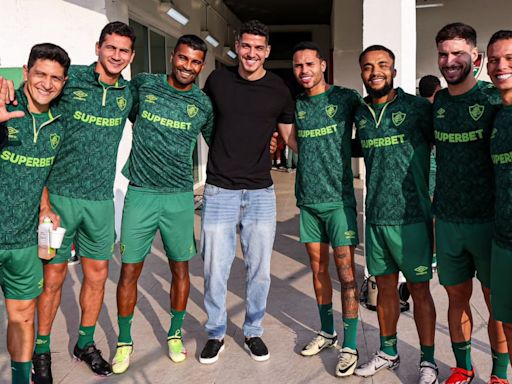 Vídeo: Nino visita o CT do Fluminense e reencontra ex-companheiros | Fluminense | O Dia