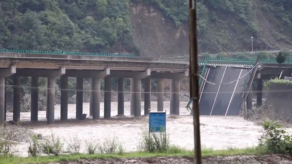 Bridge collapses in China killing 15 after flash floods