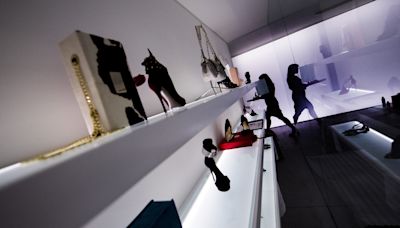 Museu do Calçado expõe ilustrações do português que desenha para a Fendi e Chanel